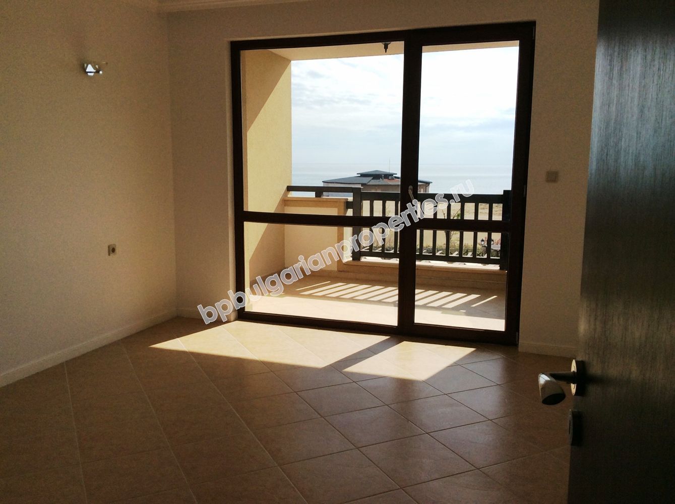 Луксозен двустаен апартамент на първа линия море за продажба в курорта Лозенец