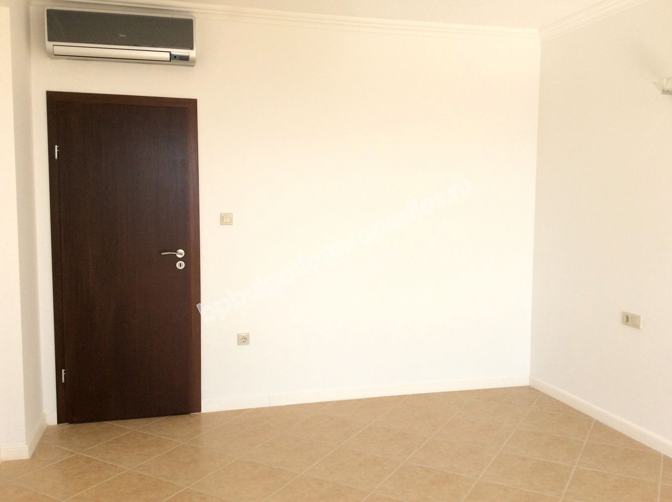 Луксозен двустаен апартамент на първа линия море за продажба в курорта Лозенец