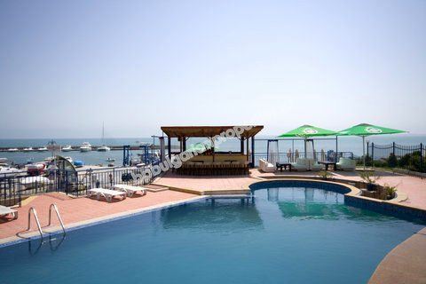 Мебелиран двустаен апартамент с изглед море за продажба в курорта Свети Влас