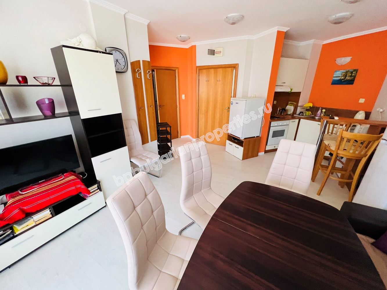 Мебелиран двустаен апартамент с изглед море за продажба в курорта Свети Влас