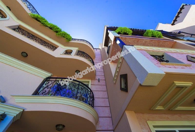 Луксозни апартаменти на първа линия море за продажба в град Созопол