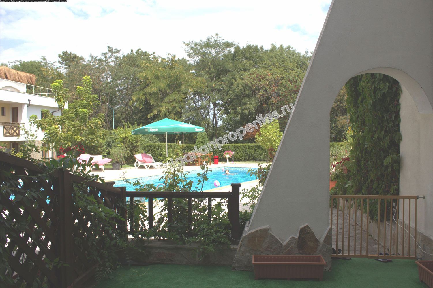 Луксозен двустаен мебелиран апартамент за продажба на първа линия море в град Созопол