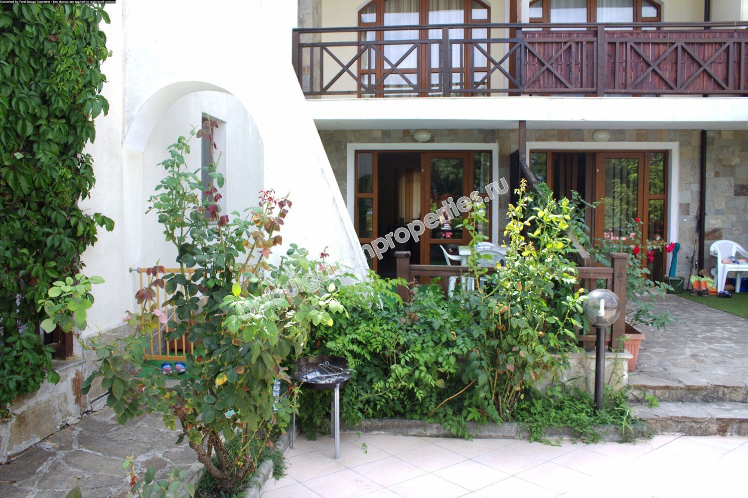 Луксозен двустаен мебелиран апартамент за продажба на първа линия море в град Созопол