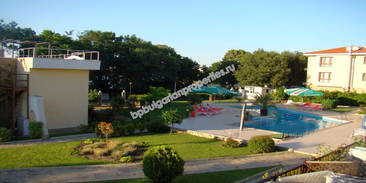 Луксозен двустаен мебелиран апартамент за продажба на първа линия море в град Созопол