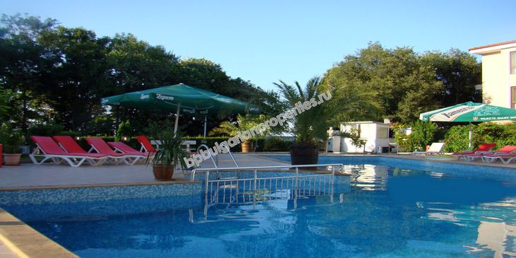 Луксозен двустаен мебелиран апартамент за продажба на първа линия море в град Созопол