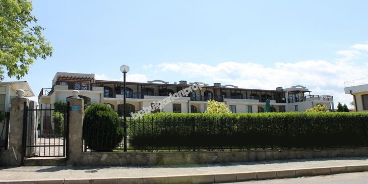 Луксозен двустаен мебелиран апартамент за продажба на първа линия море в град Созопол