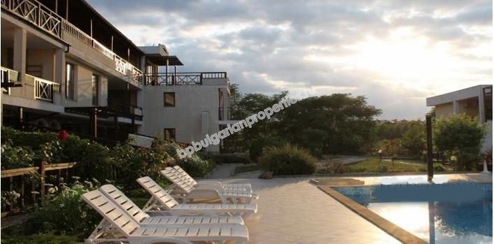 Луксозен двустаен мебелиран апартамент за продажба на първа линия море в град Созопол