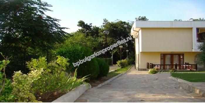 Луксозен двустаен мебелиран апартамент за продажба на първа линия море в град Созопол