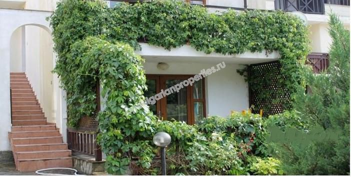 Луксозен двустаен мебелиран апартамент за продажба на първа линия море в град Созопол