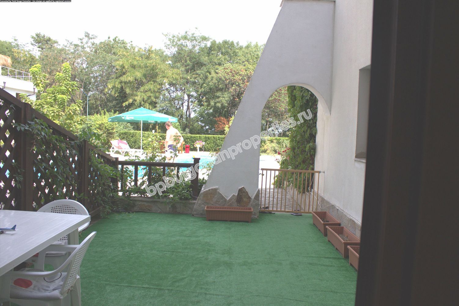 Луксозен двустаен мебелиран апартамент за продажба на първа линия море в град Созопол