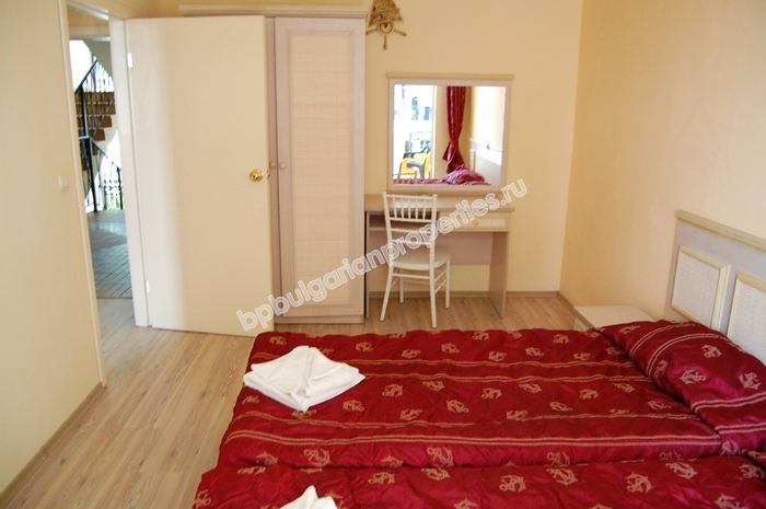 Едноспален мебелиран апартамент на първа линия море за продажба в Слънчев Бряг