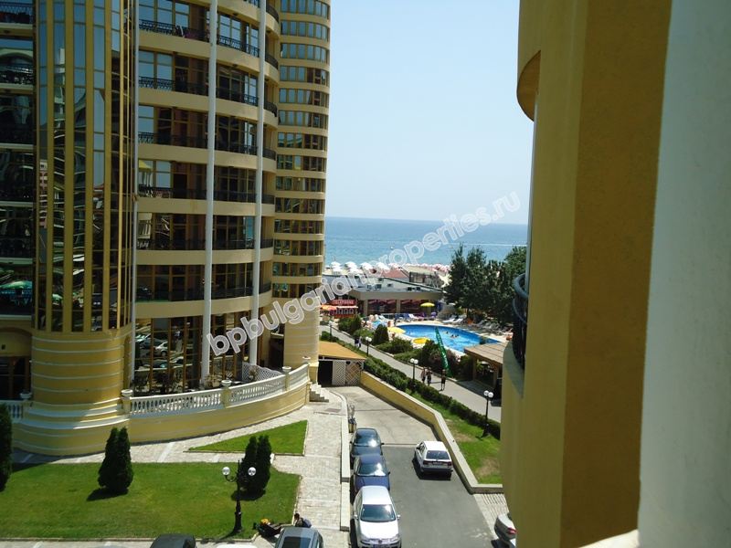 Едноспален мебелиран апартамент на първа линия море за продажба в Слънчев Бряг