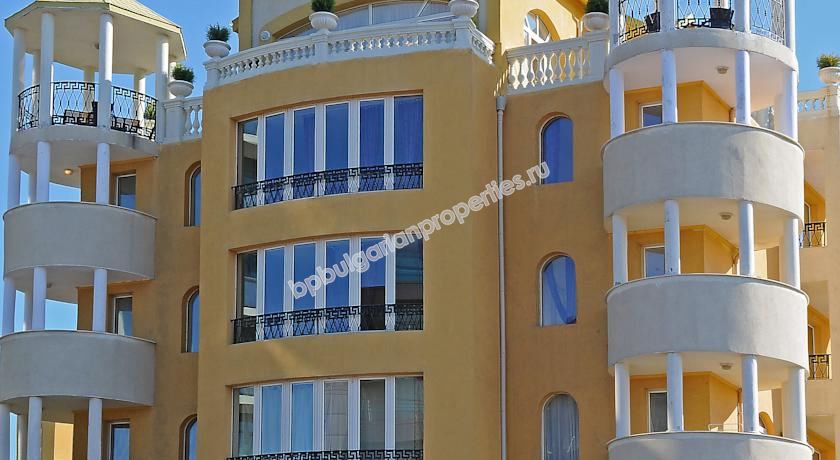 Едноспален мебелиран апартамент на първа линия море за продажба в Слънчев Бряг