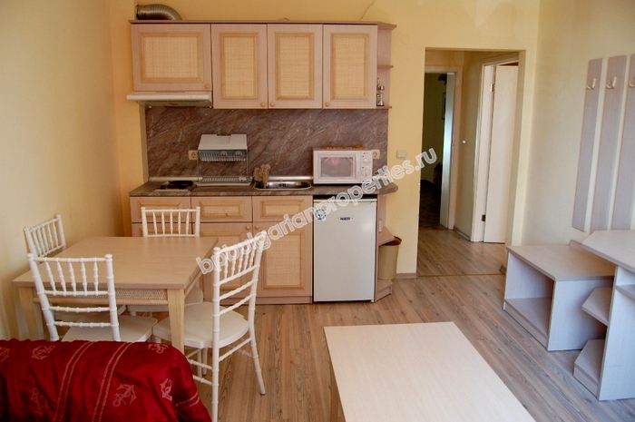 Едноспален мебелиран апартамент на първа линия море за продажба в Слънчев Бряг