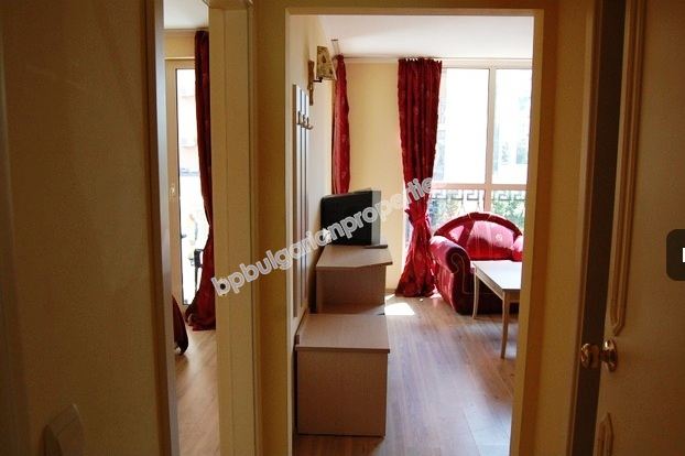 Едноспален мебелиран апартамент на първа линия море за продажба в Слънчев Бряг