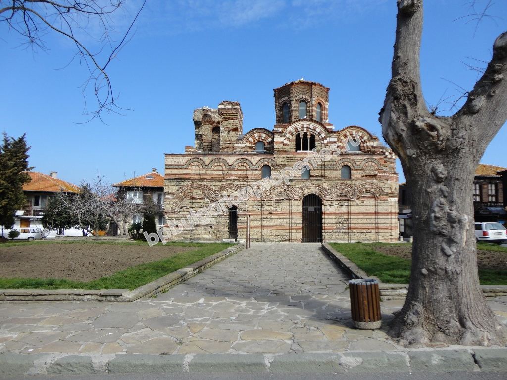 Мебелиран едноспален апартамент за продажба с изглед море в центъра на град Несебър