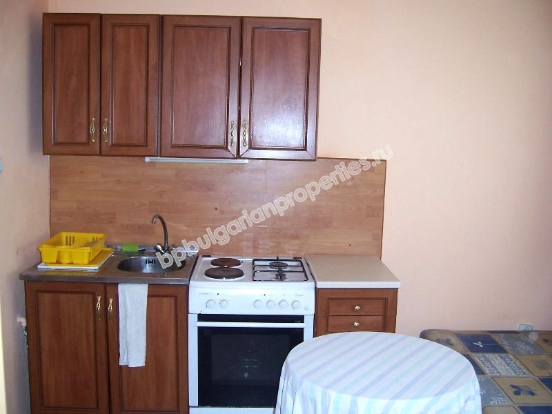 Петспален мебелиран апартамент за продажба на втора линия море в курорта Равда