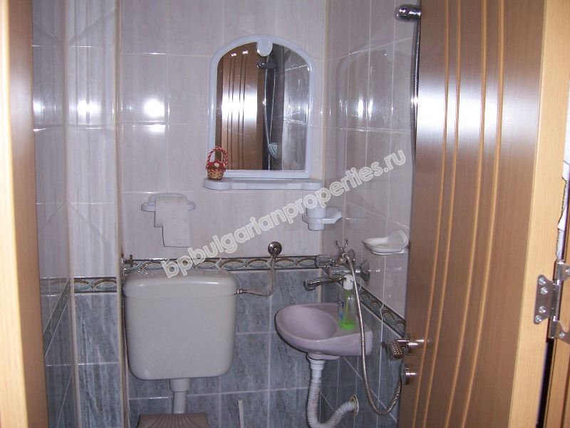 Петспален мебелиран апартамент за продажба на втора линия море в курорта Равда