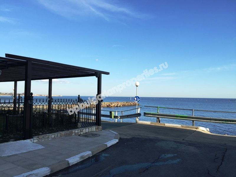 Петспален мебелиран апартамент за продажба на втора линия море в курорта Равда