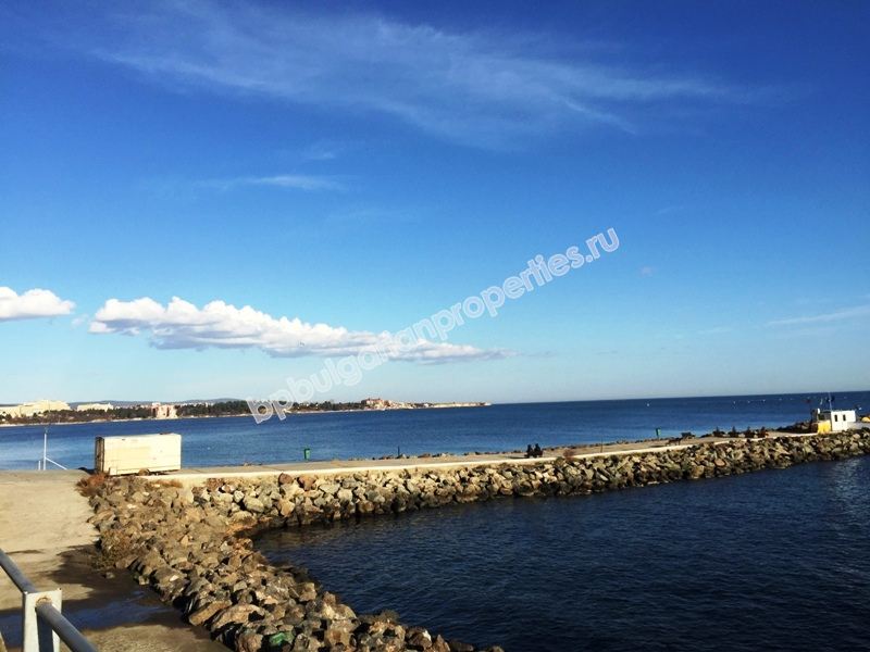 Петспален мебелиран апартамент за продажба на втора линия море в курорта Равда