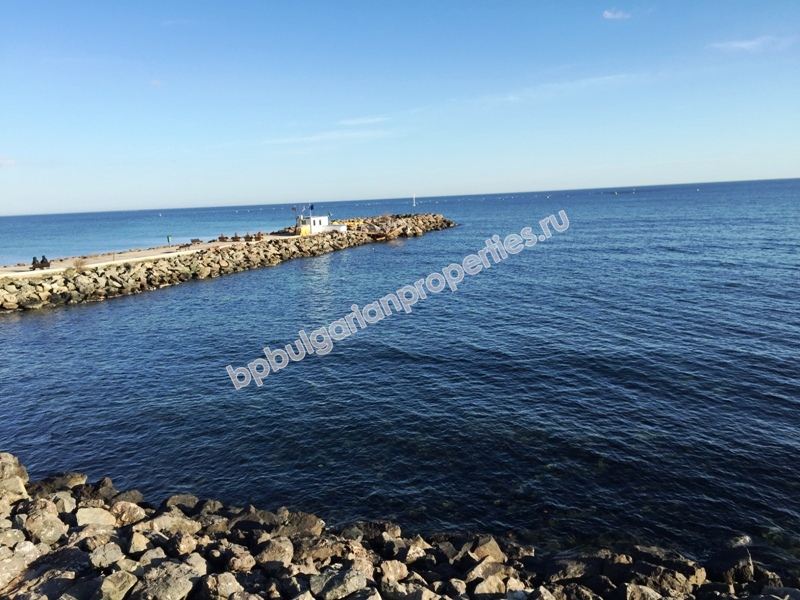 Петспален мебелиран апартамент за продажба на втора линия море в курорта Равда