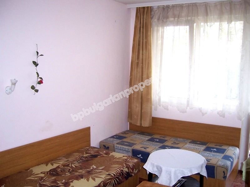 Петспален мебелиран апартамент за продажба на втора линия море в курорта Равда