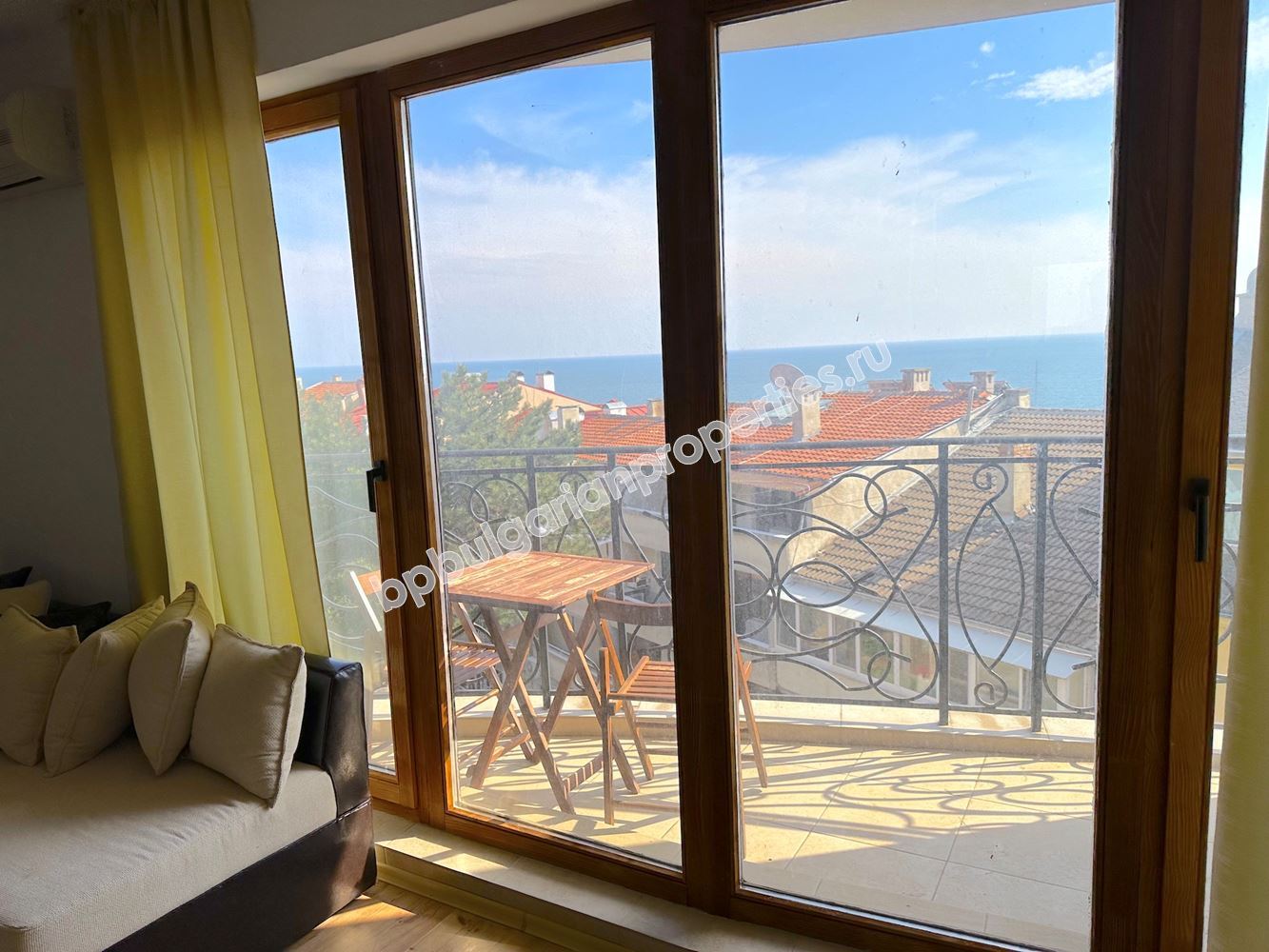 Апартамент  с гледка море в жилищна сграда в Свети Влас