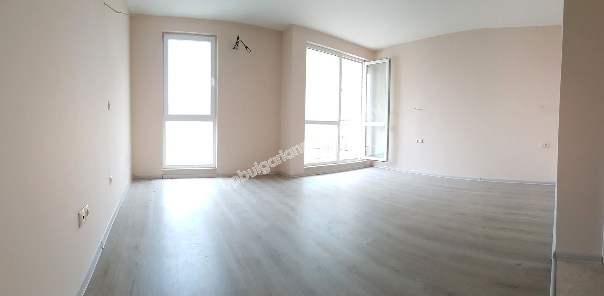 Евтино просторно студио за продажба в комплекс в Слънчев Бряг