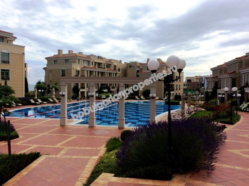 Луксозно мебелирано студио на първа линия море за продажба в Черноморец