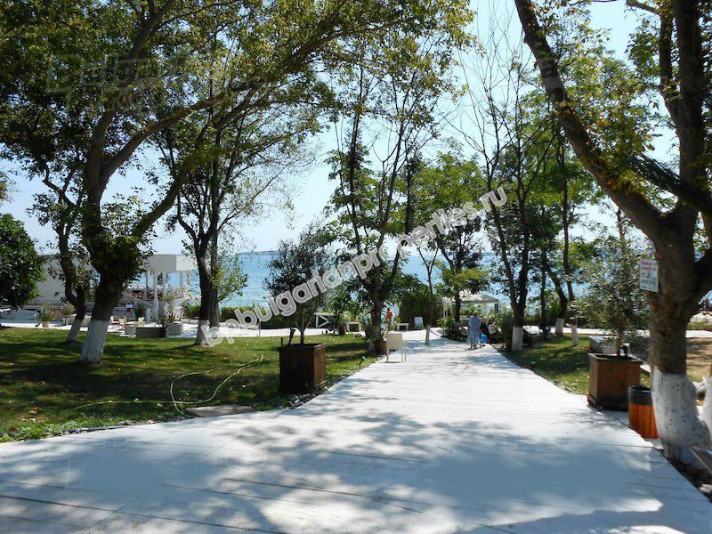 Луксозно мебелирано студио на първа линия море за продажба в Черноморец