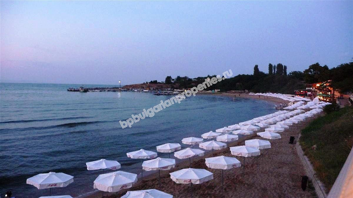 Луксозно мебелирано студио на първа линия море за продажба в Черноморец