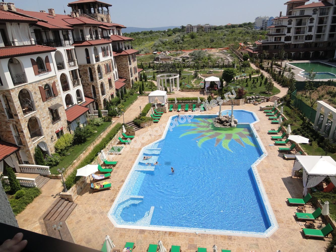 Луксозен двуспален мебелиран апартамент за продажба в елитен комплекс в град Несебър