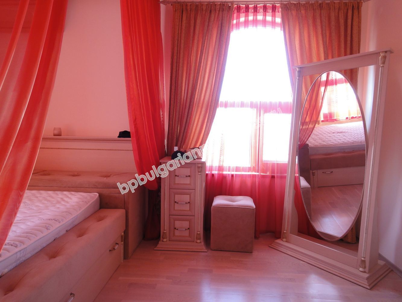 Луксозен двуспален мебелиран апартамент за продажба в елитен комплекс в град Несебър