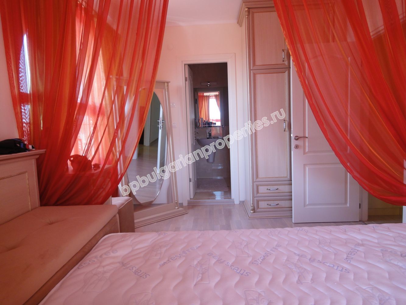 Луксозен двуспален мебелиран апартамент за продажба в елитен комплекс в град Несебър