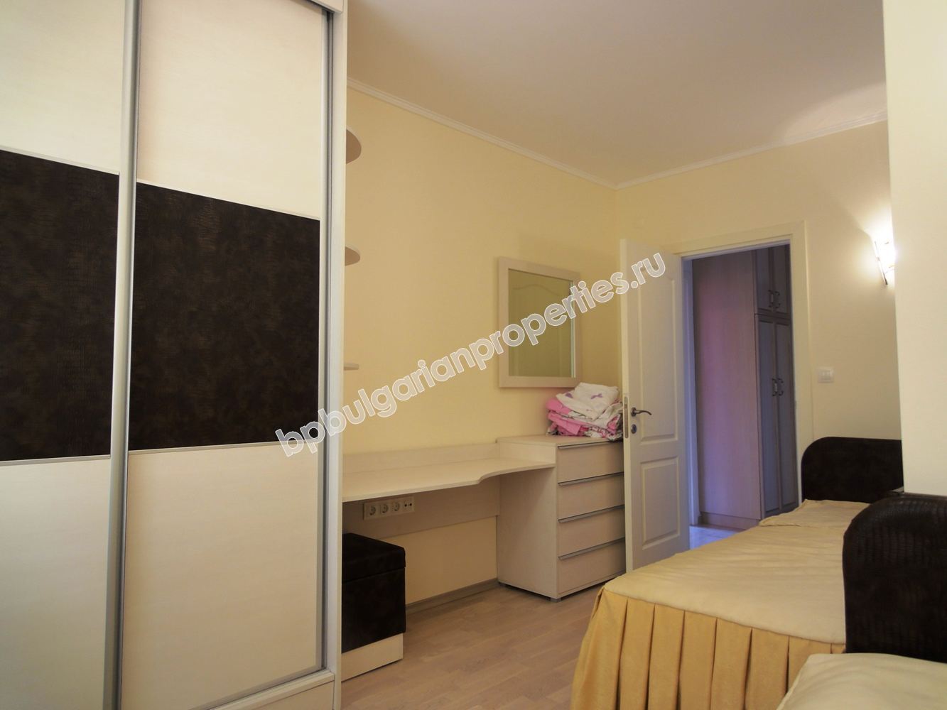 Луксозен двуспален мебелиран апартамент за продажба в елитен комплекс в град Несебър