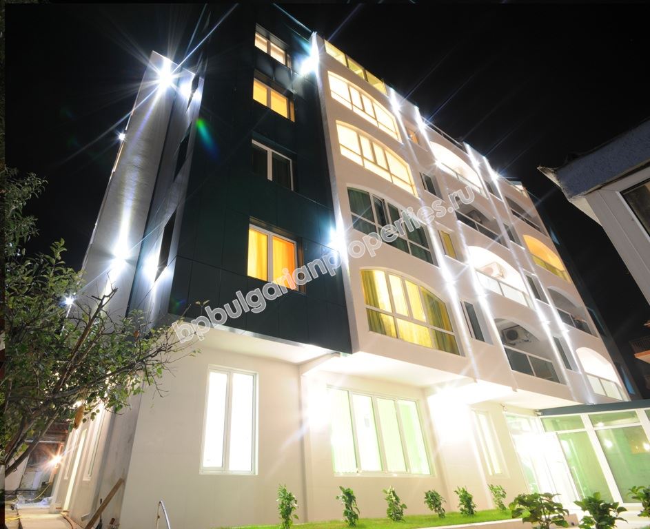 Обзаведен тристаен апартамент с паркомясто в Равда