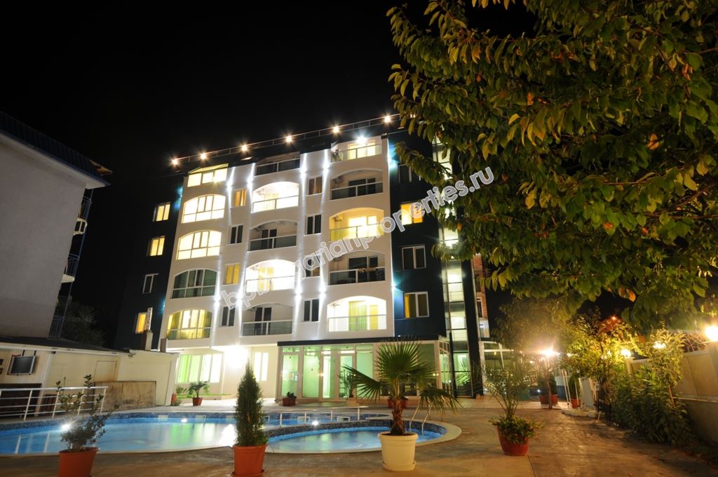 Обзаведен тристаен апартамент с паркомясто в Равда