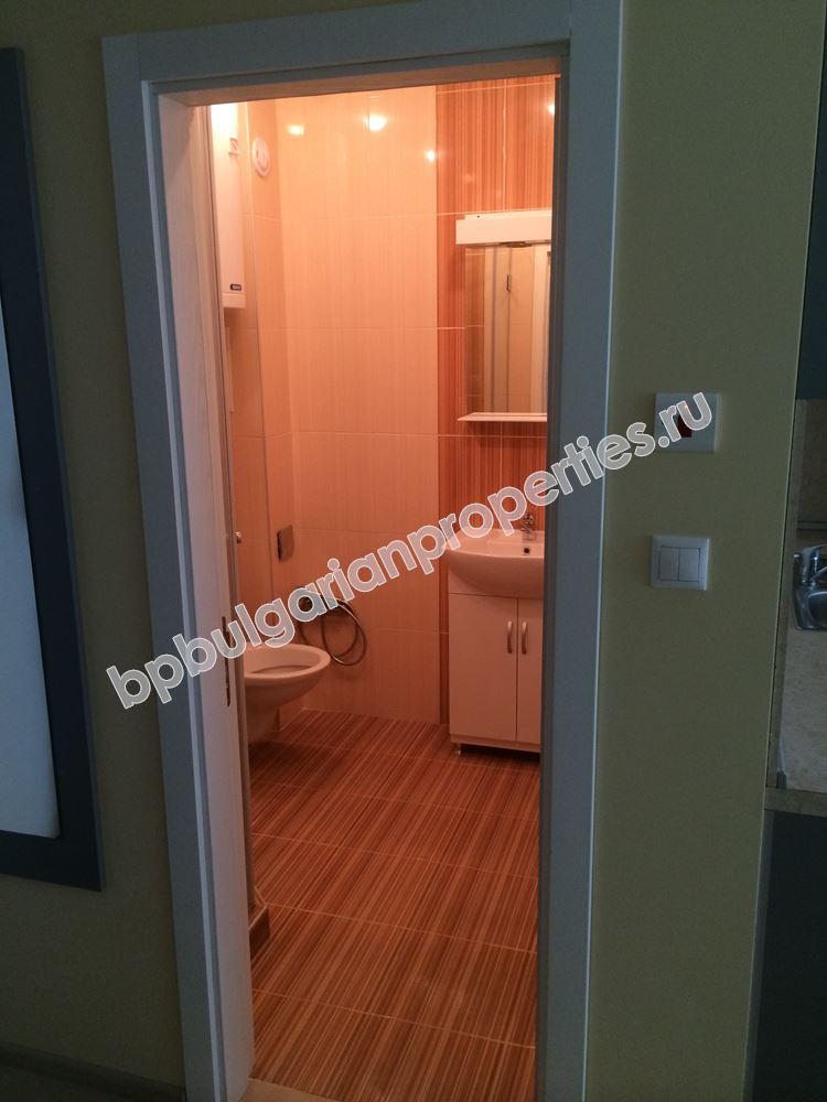 Обзаведен тристаен апартамент с паркомясто в Равда