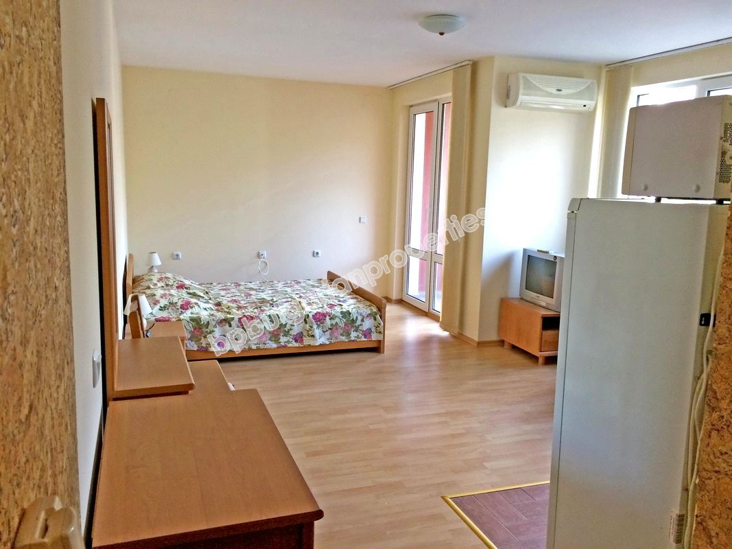 Мебелирано студио на първа линия море за продажба в курорта Свети Влас Мебелирано студио на първа линия море за продажба в курорта Свети Влас