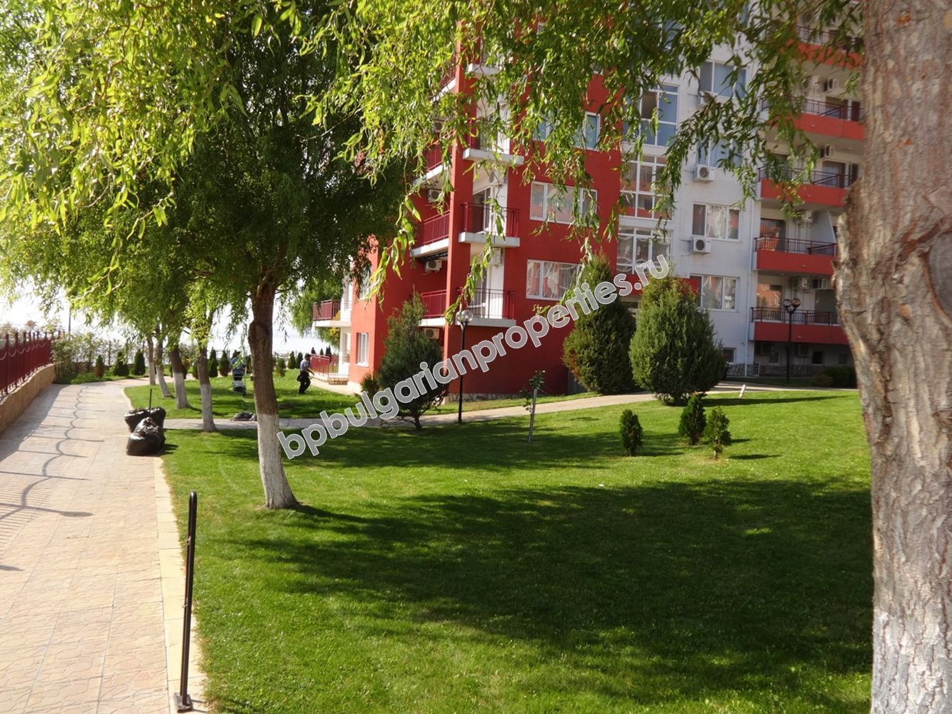 Мебелирано студио на първа линия море за продажба в курорта Свети Влас Мебелирано студио на първа линия море за продажба в курорта Свети Влас