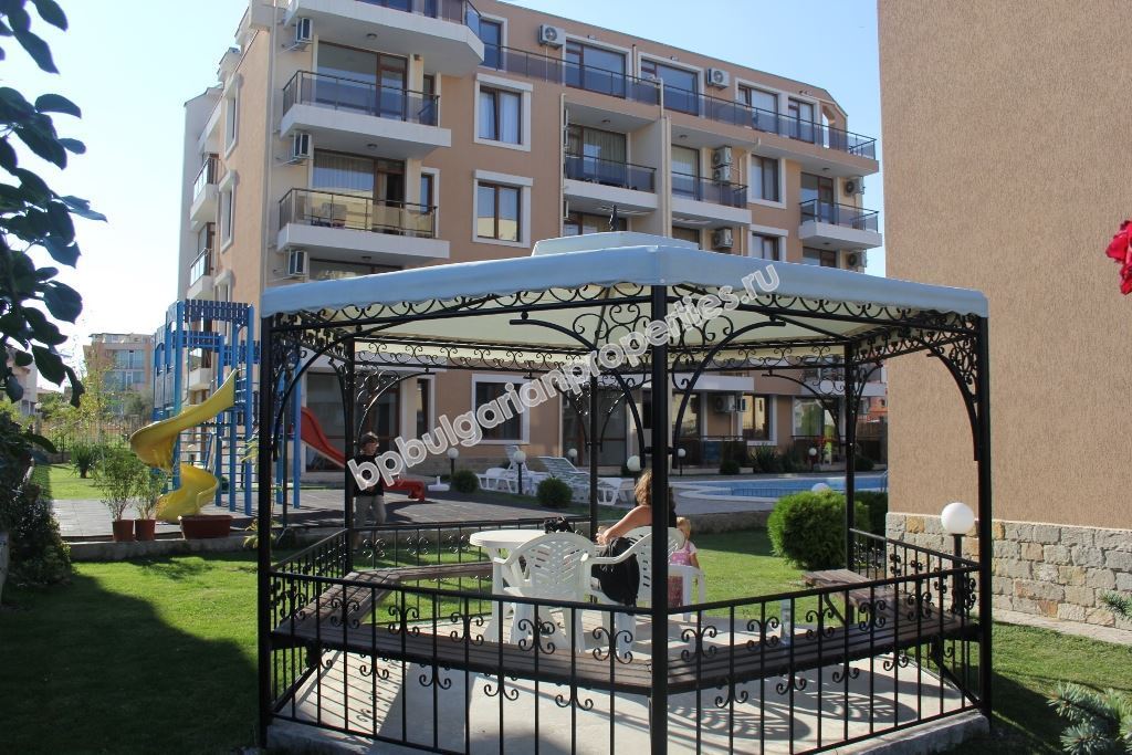 Напълно обзаведен двустаен апартамент за нощувки в комплекс с басейн