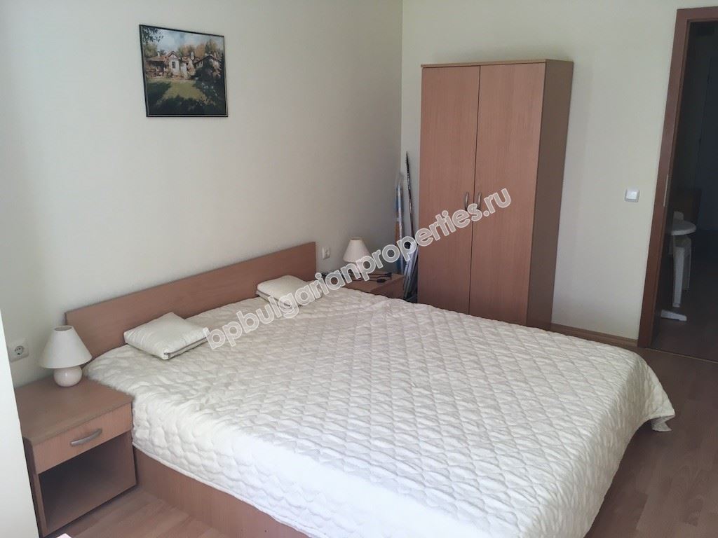 Двустаен апартамент с отделна кухня в затворен комплекс близо до морето