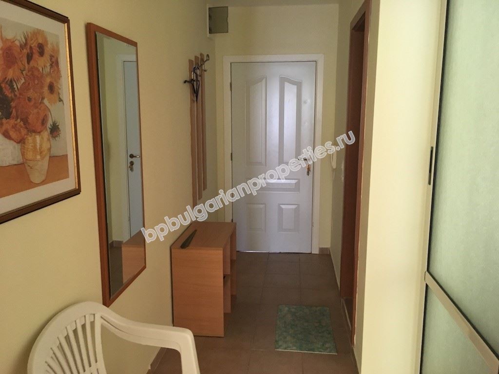 Двустаен апартамент с отделна кухня в затворен комплекс близо до морето