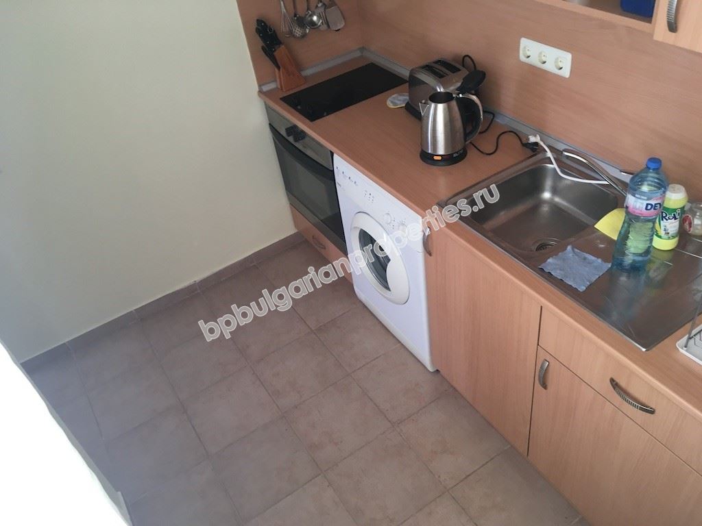 Двустаен апартамент с отделна кухня в затворен комплекс близо до морето