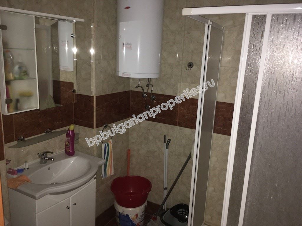 Двустаен апартамент с отделна кухня в затворен комплекс близо до морето