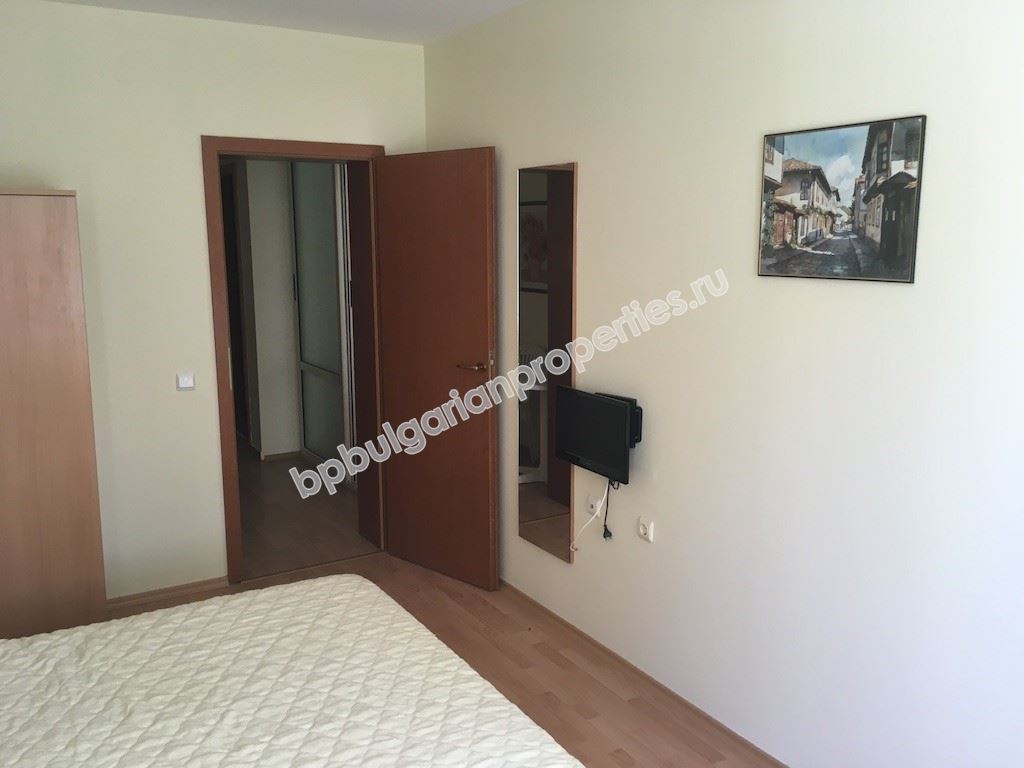 Двустаен апартамент с отделна кухня в затворен комплекс близо до морето