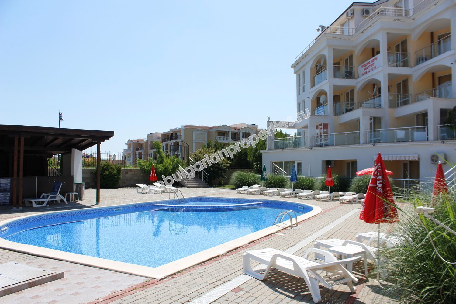 Мебелирано студио за продажба в красив комплекс в курорта Свети Влас