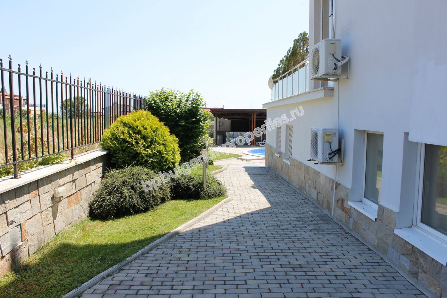 Мебелирано студио за продажба в красив комплекс в курорта Свети Влас