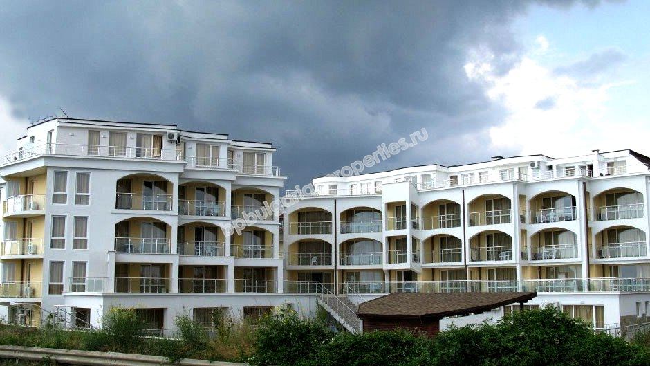 Мебелирано студио за продажба в красив комплекс в курорта Свети Влас