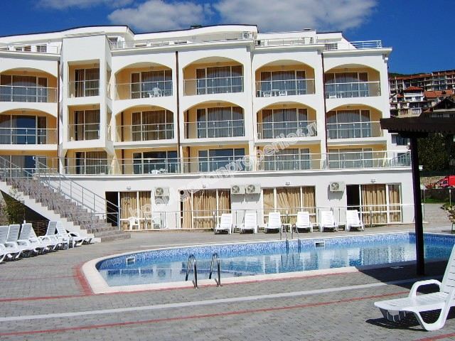 Мебелирано студио за продажба в красив комплекс в курорта Свети Влас